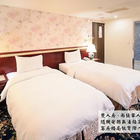 Kiwi Hotel Mrt Wenxin Branch Тайчжун Экстерьер фото
