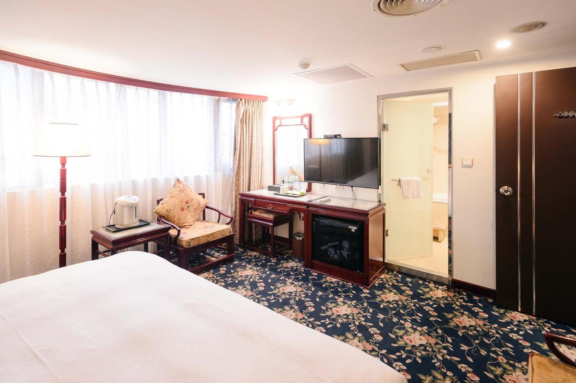 Kiwi Hotel Mrt Wenxin Branch Тайчжун Экстерьер фото