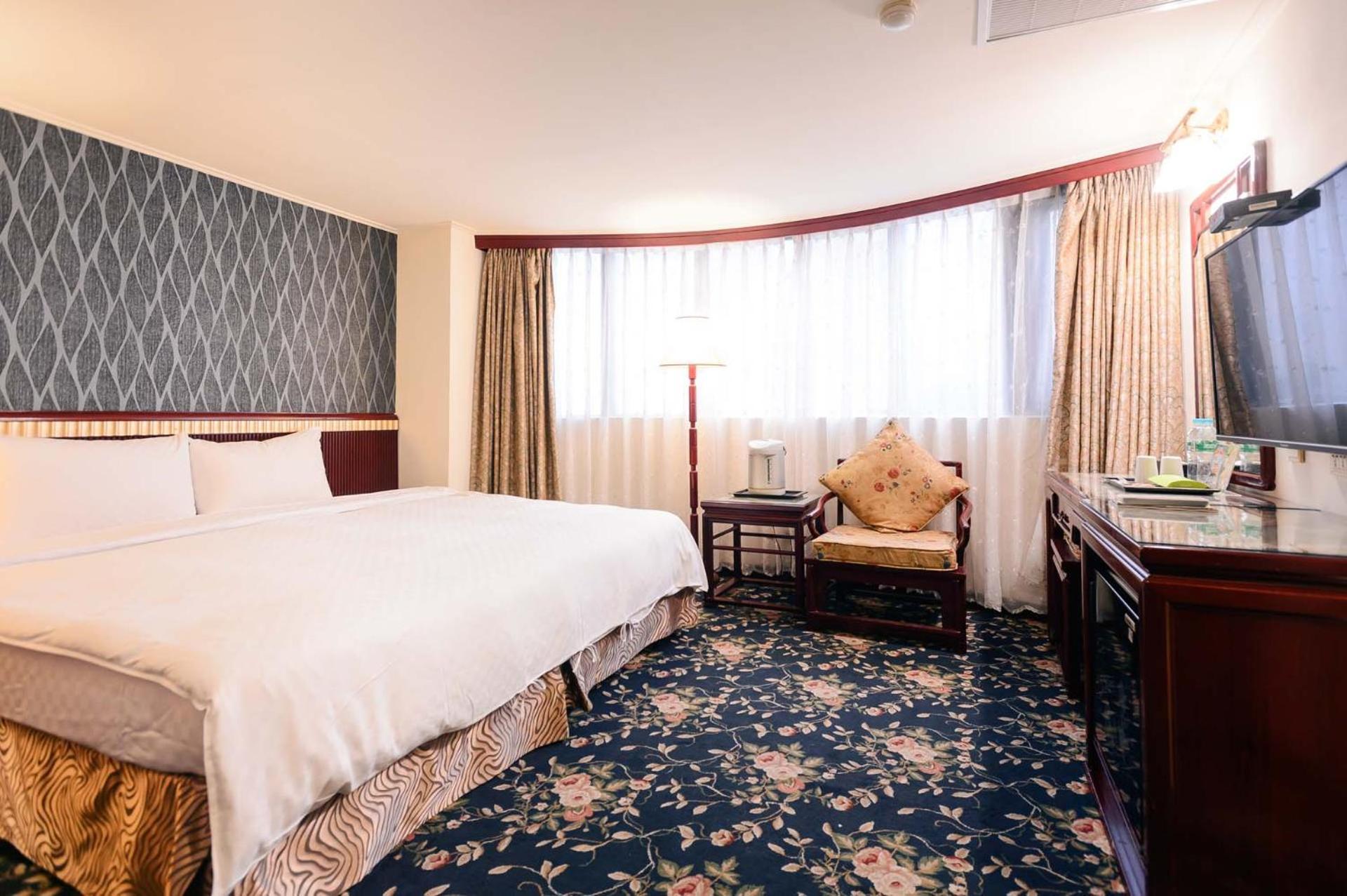 Kiwi Hotel Mrt Wenxin Branch Тайчжун Экстерьер фото