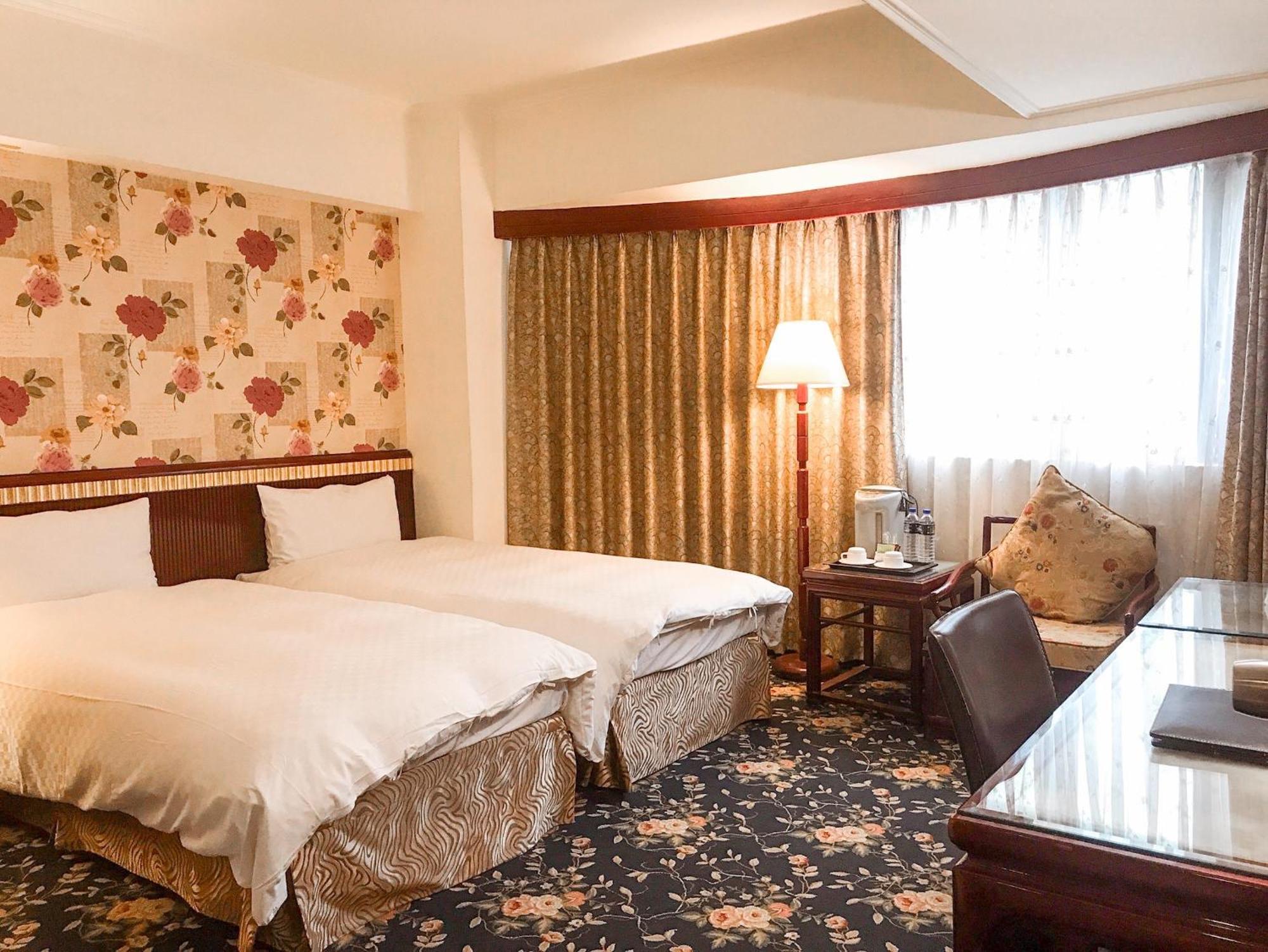 Kiwi Hotel Mrt Wenxin Branch Тайчжун Экстерьер фото