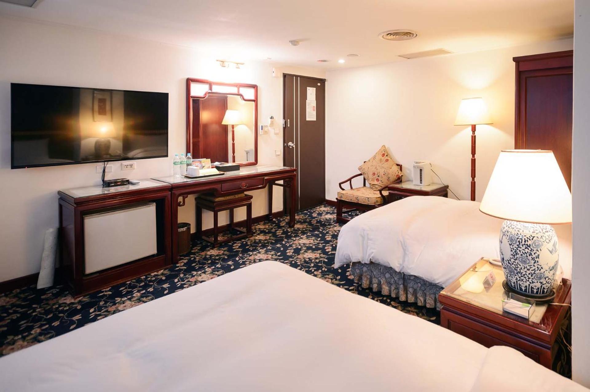 Kiwi Hotel Mrt Wenxin Branch Тайчжун Экстерьер фото