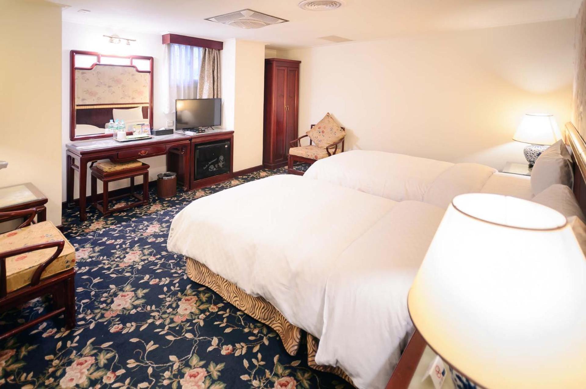 Kiwi Hotel Mrt Wenxin Branch Тайчжун Экстерьер фото
