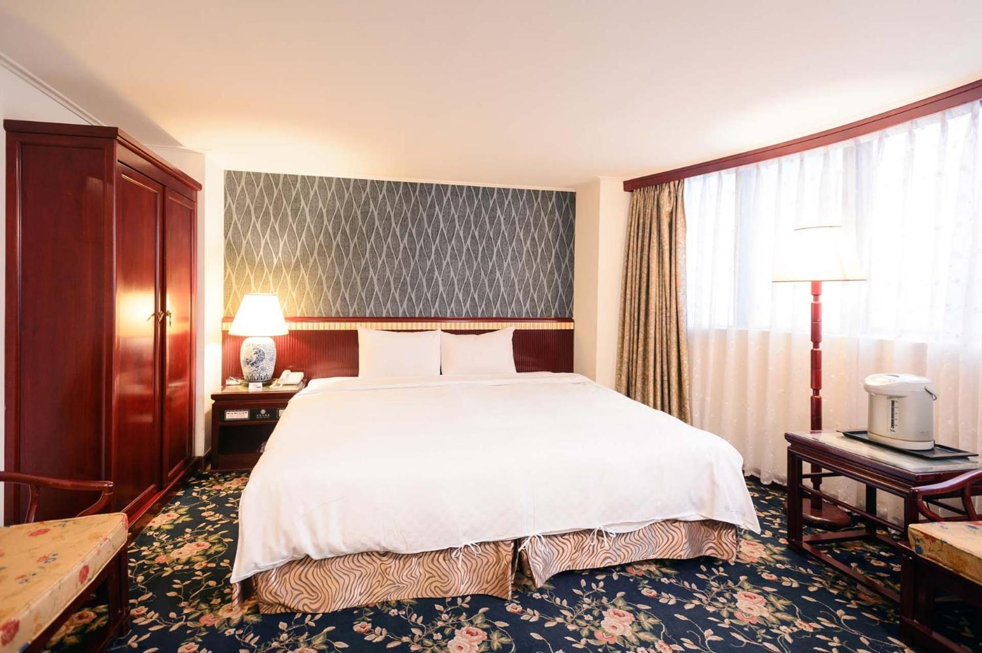 Kiwi Hotel Mrt Wenxin Branch Тайчжун Экстерьер фото