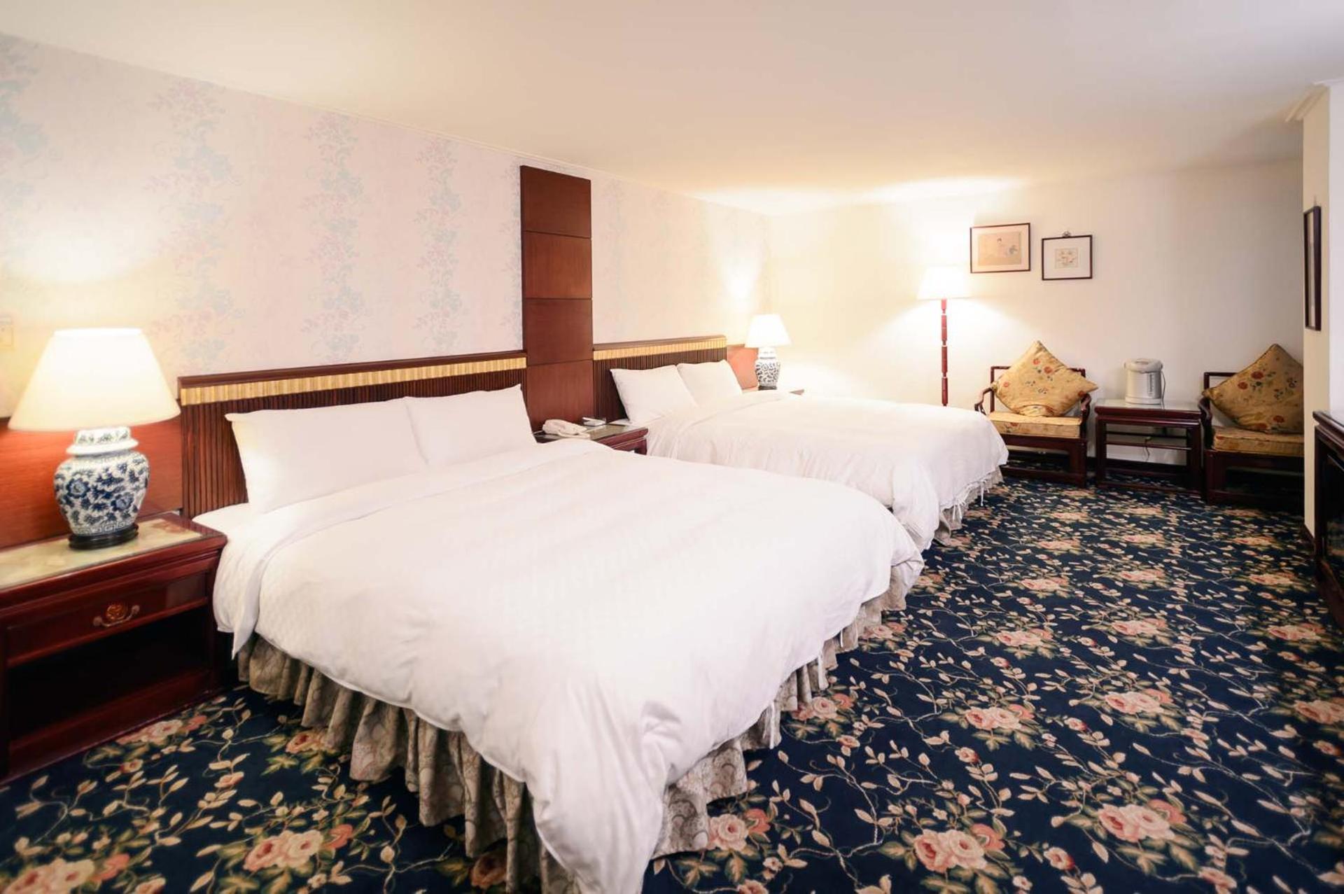Kiwi Hotel Mrt Wenxin Branch Тайчжун Экстерьер фото
