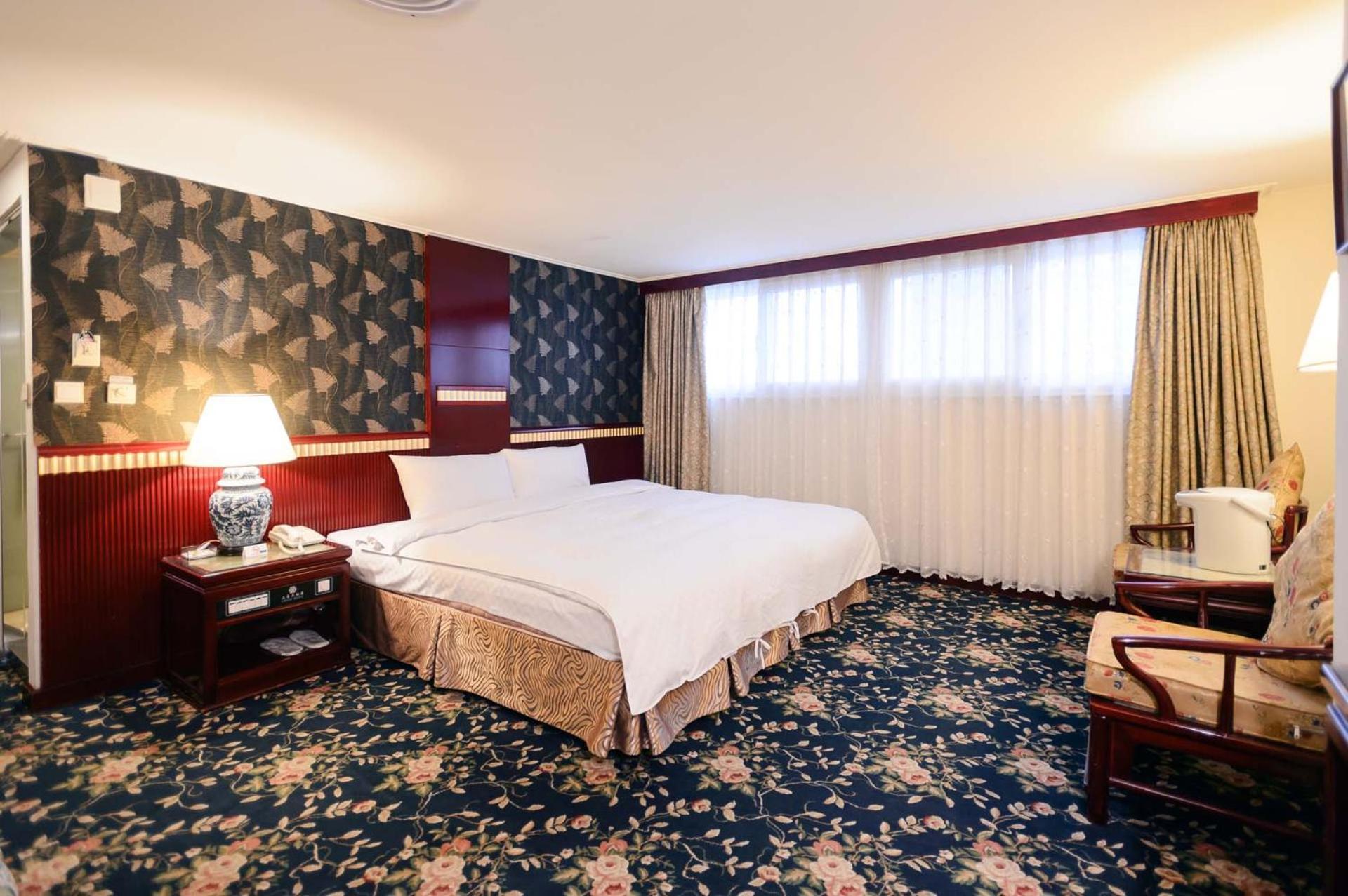 Kiwi Hotel Mrt Wenxin Branch Тайчжун Экстерьер фото